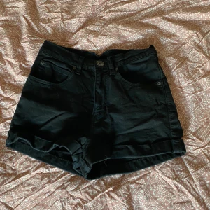 Svarta jeans shorts !🥰 - Svarta jeans shorts :) super fina och väldigt Coola att ha på sommaren 😍😍 vet ej märket men bra åndå!! Passar s-xs och bara urläckra !!! Köparen står för frakt (45kr) skriv gärna om du är intresserad!!  🥰🥰❤️