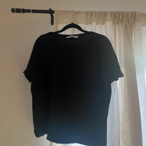 Svart t-shirt från NAKD - De är S så den sitter bra på mig som medium, lite oversized men inte mkt sitter bra inte för tajt och inte för stort! Skönt material och bra skick❣️