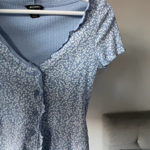 Monki topp - Säljer min favvo topp från monki, Superfin och i superfint skick då den bara är använd några gånger. Storlek S. Säljer då den tyvärr inte längre kommer till användning. Köparen står för frakten. 💙💙💙💙