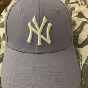 New era keps - Lilla New era keps (äkta) som jag hjälper min kompis sälja😊hon köpte den i somras för 400 kr men har ändast andvänt den några få gånger och är i väldigt fint skick💕 säljer för 249 men om ni har något intresse i att köpa kom privat med ett pris så kan vi försöka komma överens:)
