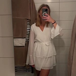 Studentklänning madlady - En superfin vit klänning från madlady som vart köpt till en skolavslutning för något årsen. Den finns ej kvar på sidan då det var ett tag sen jag köpte den, endast använd 1 gång så är fläckfri och i bra skick, är 168cm och längden på klänningen passar till mig. Nästan på gränsen för, att vara för kort! 💕💕 kan skicka mer bilder privat vid intresse🤩