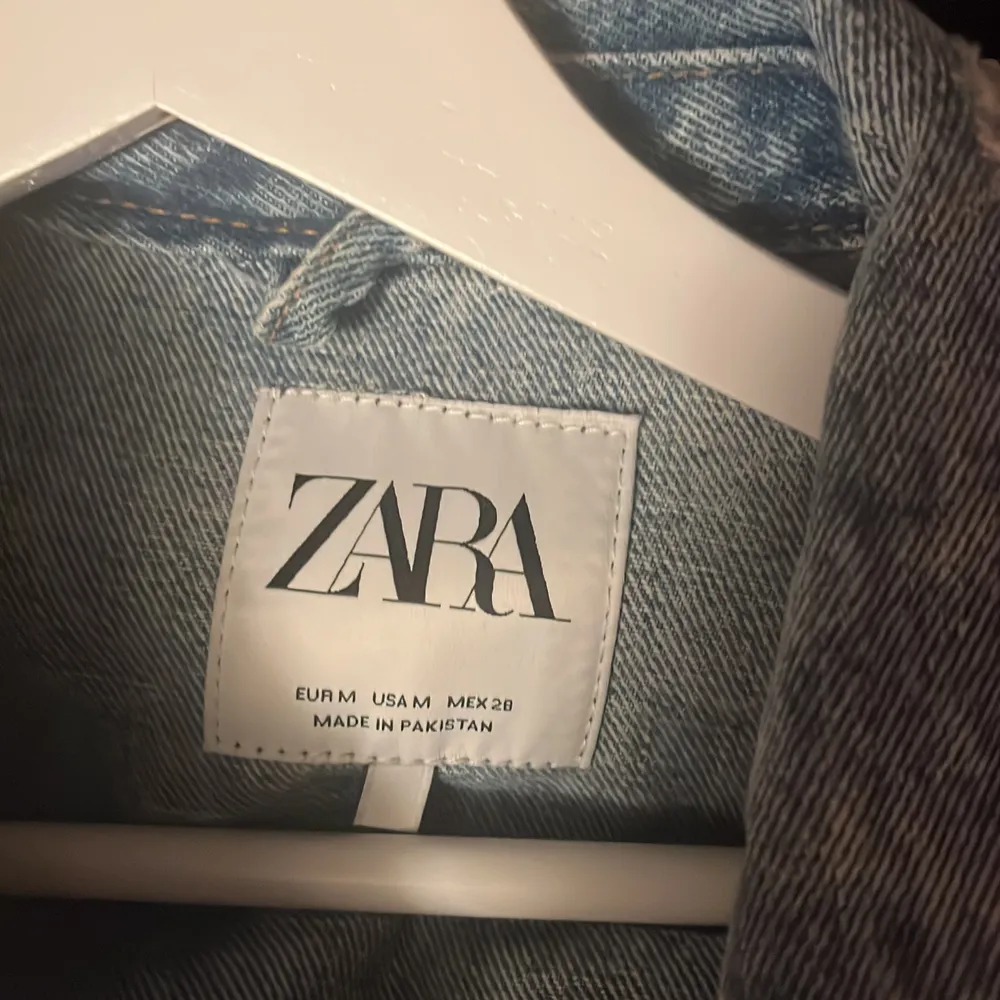 Kort jeansjacka köpt från zara i storlek M men sitter som en S. Knappt använd. Jackor.