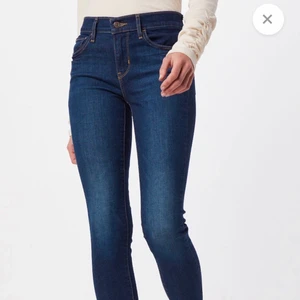 Jeans Levis 710 super skinny - Nyskick, endast använda ett fåtal gånger. Tvättade första gången inför säljen. Skön passform, mycket stretch. 