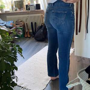 Så himla fina lågmidjade jeans från Lee. Köpa secondhand.😊 Jag är 163cm. Köparen står för frakten📦❣️ (står ingen storlek men skulle gissa på 36/38)