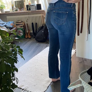 Lågmidjade jeans - Så himla fina lågmidjade jeans från Lee. Köpa secondhand.😊 Jag är 163cm. Köparen står för frakten📦❣️ (står ingen storlek men skulle gissa på 36/38)