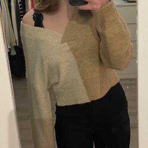 Tröja från NAKD - säljer denna superfina långärmade v-ringade träja köpt på nakd! knappt andvänd☺️ skriv om du har frågor!