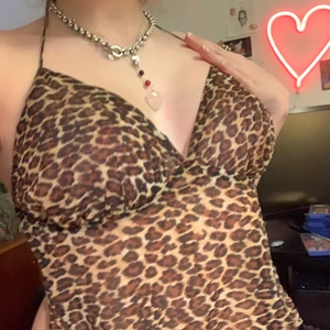 Leopard mönstrat linne med öppen rygg!!! - Fööööör fint linne med i princip helt öppen rygg, ungefär meshtyg dvs smått genomskinlig men mönstrerna täcker de mesta! Söm under byst o snöre som är justerbart där bak!