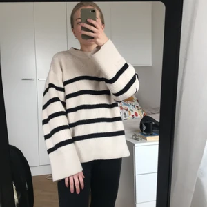 Randig stickad tröja Zara - En randig stickad tröja från Zara. Ganska tung så känns lyxig. Storlek S.