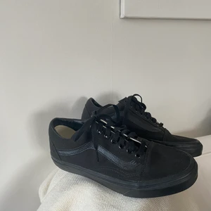 Nya vans - Säljer mina helt nya Vans skor som tyvärr inte kommit till användning🥰 de är unisex och super coola🤍