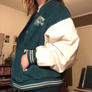 Oversized bomberjacka i manchester  - SUPERFIN jacka i den perfekta gröna färgen! Står storlek L men skulle säga att den sitter som en XL. Jättebra nu till våren, man får plats med en tjocktröja under! Passar både killar som tjejer😍 I bra skick, köpt second hand men knappt använd. Kan skicka fler bilder om så önskas! Möts upp i malmö eller skickar för fraktkostnaden:))))