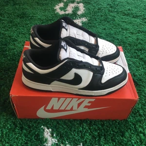 Nike dunk low black & white - Size US 9,5 = EU 43. Condition 7/10. All original + receipt. 1700 sek / 170 €. Buyer pays the shipping cost. For more information please go visit @xhibitshop on instagram.