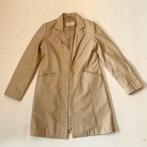 Beige vintage läderkappa🤍 - Jättefin läderkappa, köpt secondhand🤍passar xs-m beroende på hur man vill att den ska sitta. 