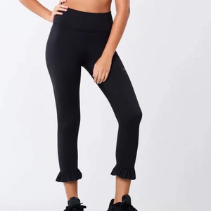 Aimn tights  - Säljer aimn’s frill tights 3/4. Jättefina men kommer inte till användning. Hämtas i THN eller skickas emot frakt. Om de önskas fler bilder så skriv :) 