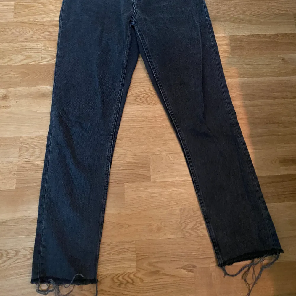 Jeans från Monki, storlek 25. Använd ett fåtal gånger, är i bra skick 👍🏼. Jeans & Byxor.