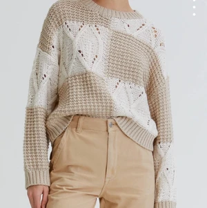 Stickad tröja st S - Stickad tröja från pull and bear. Helt oanvänd och lappen sitter kvar då jag hade en och sedan fick en i present, köpt för 499. Om många intresserade blir det budgivning.