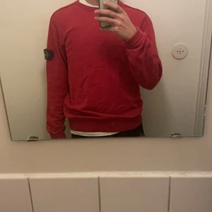 Stone island  tröja limited edition  - Säljer min Stone island junior tröja, den är limited edition och storleken på den är 170cm vilket passar S och även M. Skicken på tröjan är jätte bra, skulle säga det är 9/10 knappt använt den, pris kan diskuteras!