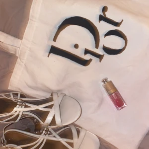 Tygväska/totebag  - Tygväska jag gjort själv för längesen, så basic, stilren och snygg. Rymmer mycket och perfekt till skolan eller att handla med tex. OANVÄND men med hållbar färg som går att tvätta i tvättmaskin. Skriv till mig vid minsta intresse🥰