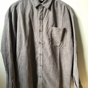 ASOS Manchester skjorta - Säljer denna Manchester skjorta från märket regaliers vintage från ASOS. Mycket bra skick, aldrig använd. Storlek: M, passar mig som är 180 väger 75, fitpic i pm. Pris: 100kr, nypris 400kr.