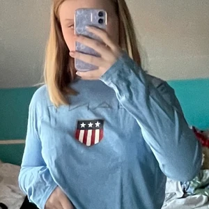 Blå långärmad GANT-tröja strl S - Fin gant tröja i storlek S. Köpte den för 400kr. Inte mycket använd. Lång i ärmarna! Kan betalas med swisch, delar på frakten! Pris kan alltid diskuteras!