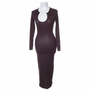 Vacker&Unik Klänning - Vacker&Unik Brun Långklänning Med Häftig/Fin Utringning.Storlek 36.Spårbar frakt 99kr.