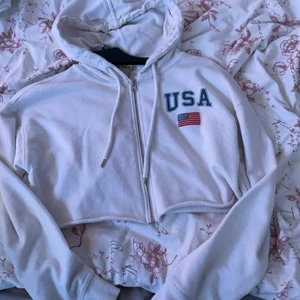 Hoodie/magtröja - En vit hoodie som är magtröja då jätte skön men fick den av en kompis. Säljer pga jag inte använder den. Priset kan diskuteras💕