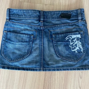 Lågmidjad diesel kjol - SÅLD!!! Skit snygg lågmidjad diesel kjol med tryck på ena fickan. Perfekt nu inför sommaren. Storlek L men sitter mer som en S/M. Köparen står för frakt! Kontakta för mer information och bilder. 💗💗