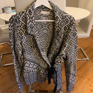 Odd Molly kofta  - Odd Molly kofta stl 5. Svart/vit, finns i veberöd kan tas till ystad eller skickas mot fraktkostnad 