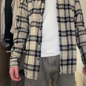 Flanellskjorta beige - Skjorta i storlek s köpt i somras i bra skick!