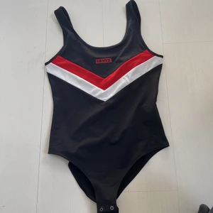 Levi’s - Body - Body från Levi’s med prislapp fortfarande kvar, aldrig använd. Perfekt att ha till sommaren under ett par shorts😍 Storlek S men passar även XS. (Ursprungspris, 399 kr)