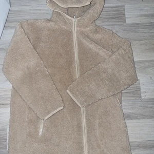 Teddy jacka stl S - Använd typ 5 gånger. Hittar inget att anmärka på.