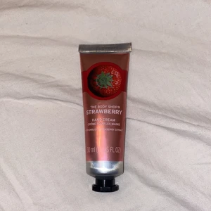 Handkräm  - Jag säljer denna handkräm från the body shop ny och oanvänd smak av jordgubb hoppas du vill köpa 💗☀️