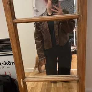 Skin jacka - (Tror de är skin) Skinjacka som är använd ett få tall gånger. Mjuk och rörlig.