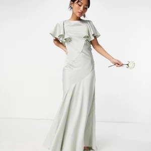 Asos balklänning PETITE - Köpte denna inför studentbalen men då jag hittat en annan säljer jag nu vidare den, endast testad!!                                Det är en ”petite”-klänning, själv är jag ca 162 och längden var perfekt. Köptes för ca 900 kr men säljer för runt 350 + frakt, kan tänka mig att sälja billigare också!!