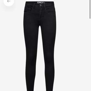 Säljer dessa svarta Only jeans då de är för små för mig. Bra skick, storlek XS/34🤍 ord pris 280kr, jag säljer för 50 kr + frakt 