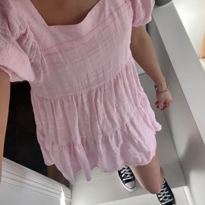 Supersöt sommarklänning - Perfekt söt sommarklänning! Med underklänning så inte alls genomskinlig om man bär mörka underkläder eller liknande:)