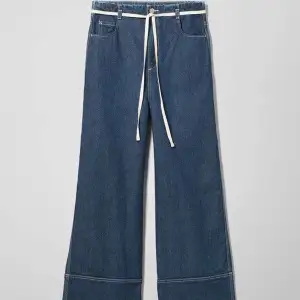 Söker dessa jeans från weekday i modellen slack. Storlek waist 29 och uppåt🙏🙏🙏🙏🙏