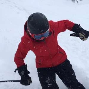 Skidjacka - En superfin röd skidjacka från spyder i strl 10, motsvarar ungefär strl M skulle jag säga. I väldigt fint skick, några småskavanker på ärmarna men knappt märkbart (hör av dig för önskemål om bilder). Mycket fickor. 