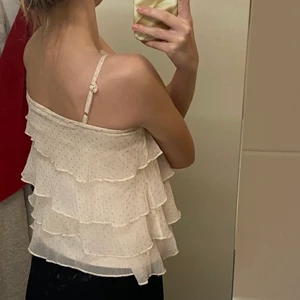 Volang topp - Säljer denna super fina volang topp från Lindex i storlek 134-140. Säljer det pågrund av att det ej kommer till användning och att det börjar bli för litet. Det är i ett bra skick och skriv gärna om ni vill ha fler bilder då jag inte kunde ta de i dagsljus. Skriv privat för frågor och kom med egna prisförslag! Frakten är 24kr 🌟🌟