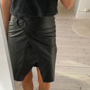 Skinnkjol - Superfin skinnkjol med ringdetalj!! Oanvänd!