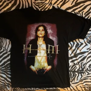 Tshirt med Tryck - Oanvänd Tshirt med tryck på. Det står att storleken är S men den passade mig som är M