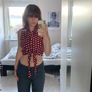 Prickigt linne från LA City - Säljer denna prickiga topp som jag köpt här på plick, märket är LA City. Väldigt söt men kommer tyvärr inte till användning. Lite sliten vid knapparna med det syns inte när den är på, dock därav det billigare priset💕