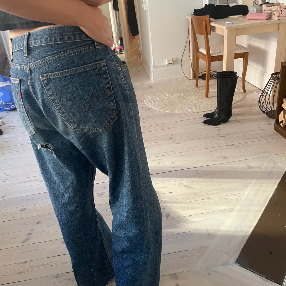 Väldigt baggy levisjeans, skitcoola! Har ett hål under rumpan. Annars i fint skick! Oklart med strl men sitter väldigt lowwaist på mig som vanligtvis är S.. Jeans & Byxor.