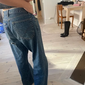 Oversizes levis jeans - Väldigt baggy levisjeans, skitcoola! Har ett hål under rumpan. Annars i fint skick! Oklart med strl men sitter väldigt lowwaist på mig som vanligtvis är S.