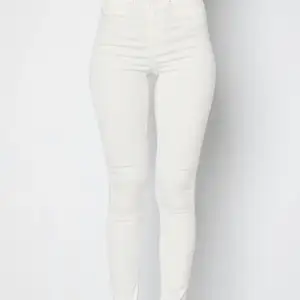 Vita jeans inga fläckar ny skick!! (Lånade bilder)❗️
