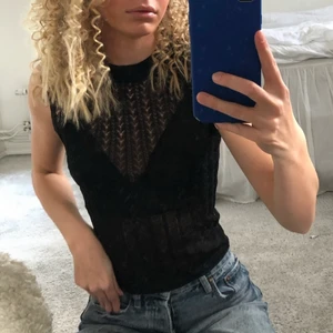 Topp - Säljer denna toppen från zara i ett ”virkat” material som är lite glittrigt! Passar perfekt att både klä upp och ner:) 