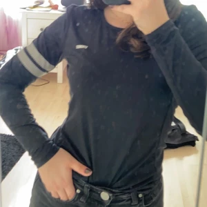 Svart träningsträja STRONGER - SPEGELN ÄR SMUTSIG! Skit snygg svart Basic träningströja från STRONGER, är superluftig o har hål under armarna så man inte svettas så mkt. Nypris är 399❤️