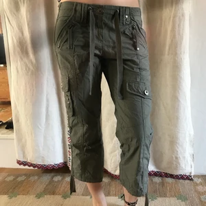 Militärgröna byxor - Militärgröna byxor perfekt till lite varmare väder går nedanför knäna ☀️☀️☀️  Ca. storlek S ~ ☮️☯️ I mycket bra skick! Frakt ingår på 57 kr