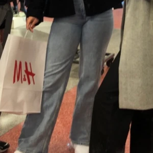 Monki jeans - Säljer mina monki jeans i modellen Yoko i storlek 28, bra skick och inga fläckar eller liknande, jag är 174 cm lång men skulle säga att de passar bättre till någon som är lite kortare då dem är lite korta i benen för mig, skicka för fler bilder