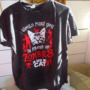 Tshirt med tryck - Säljer denna svarta tshirt med roligt tryck på framsidan! Bra skick, inget fel på den!