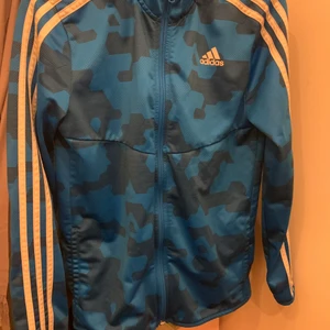 Adidas tröja  - Adidas tröja i fint skick. 